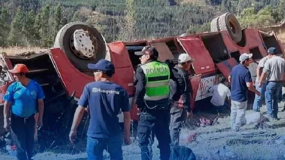 El autobús quedó destruido en el abismo.