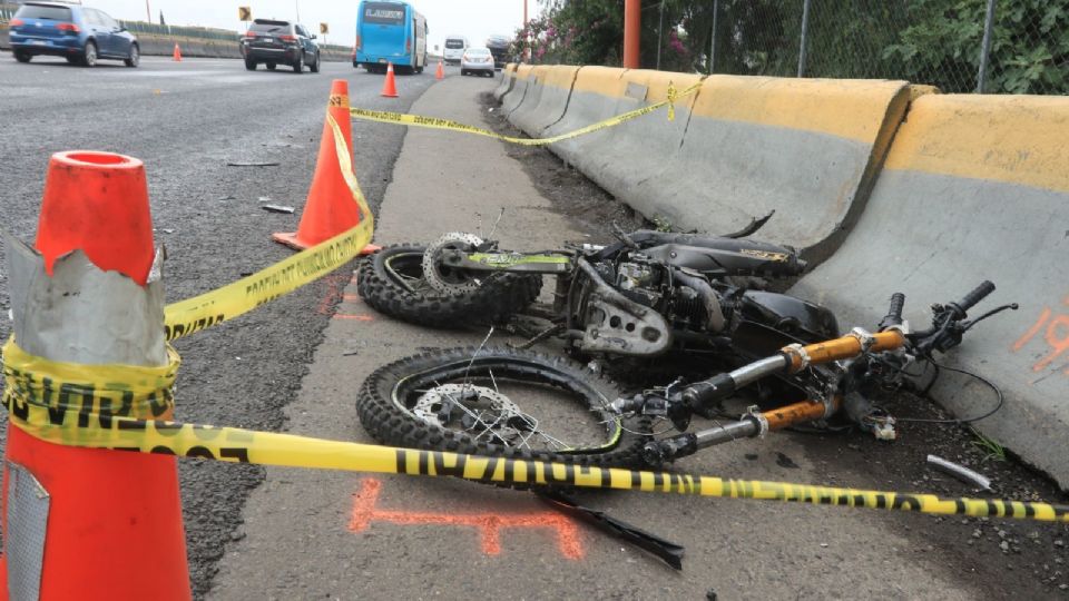 La motocicleta fue chocada por un autobús.