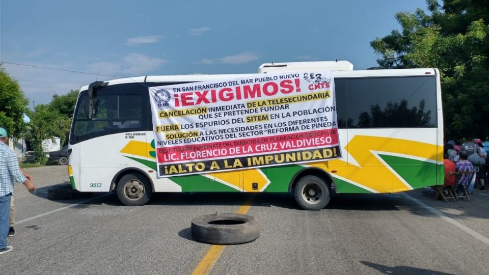 Los manifestantes utilizaron un autobús de la línea SUR y un tracto-camión, para bloquear la carretera Panamericana, impidiendo con esto el paso hacia el Estado de Chiapas