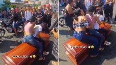 Mujeres “perrean” sobre el ataúd de su amiga para darle el último adiós: VIDEO