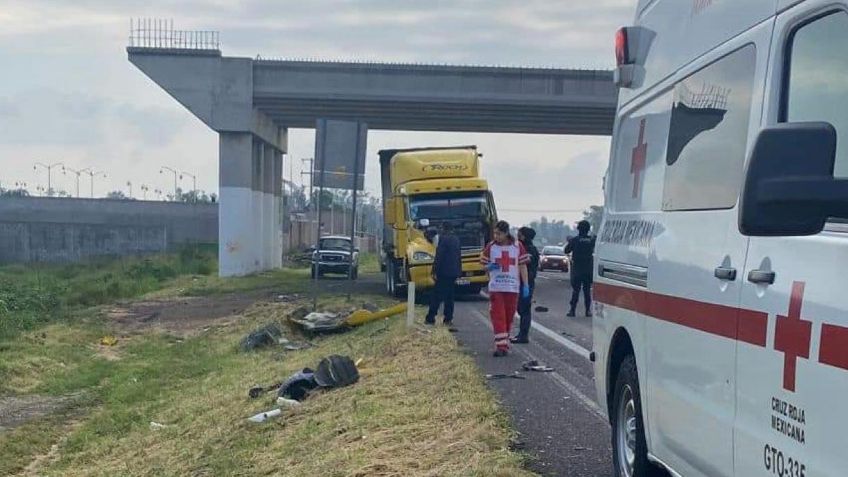 Hombre baja de su trailer para revisar una falla y muere atropellado en la carretera