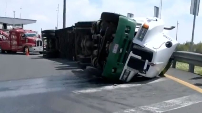 Vuelca tráiler en Circuito Exterior Mexiquense y desquicia el tráfico a la altura de Neza