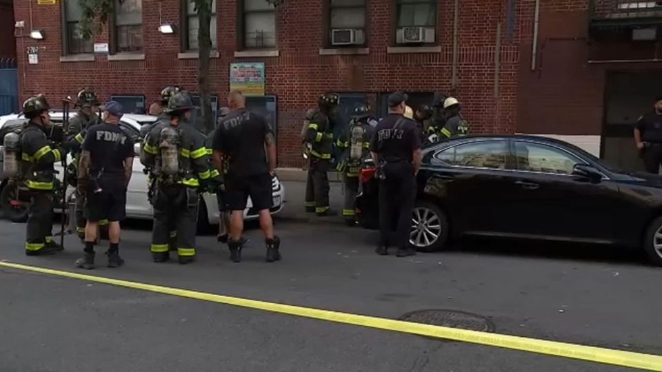 Rescatistas y policías neoyorquinos realizaban pesquisas en el lugar.