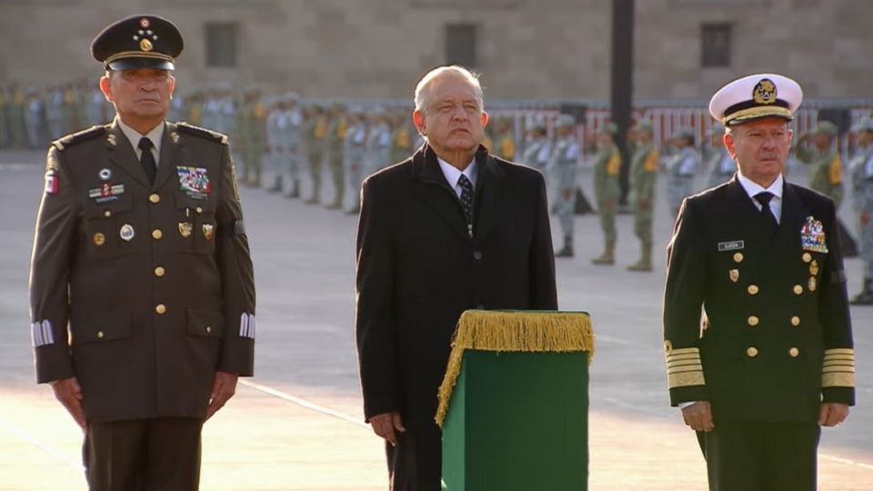 El presidente estuvo acompañado de los secretarios de la Defensa Nacional y de la Marina.