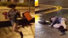 VIDEO: mujer es arrastrada en plena calle por feroces vientos del tifón Saola en Hong Kong