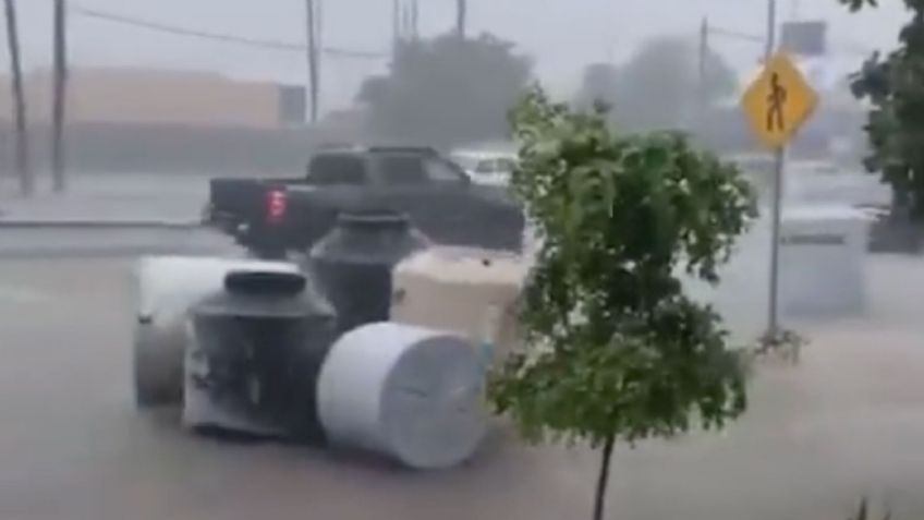 Captan nueva travesía de unos tinacos en plena lluvia que azota Baja California