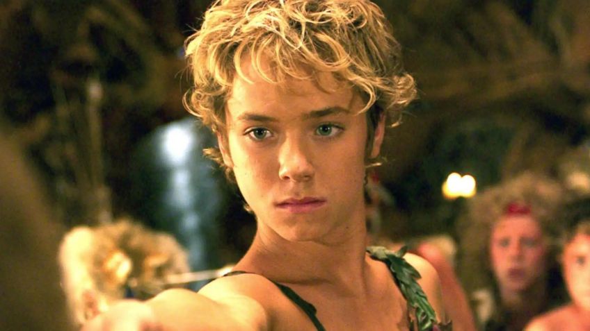 Sostente de la silla antes de ver al pequeño actor que hizo de 'Peter Pan' hace 20 años