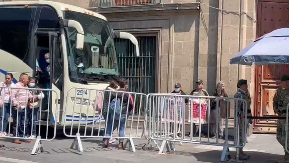 Familiares de los 43 normalistas desaparecidos y sus asesores jurídicos llegaron a Palacio Nacional a bordo de camiones turísticos