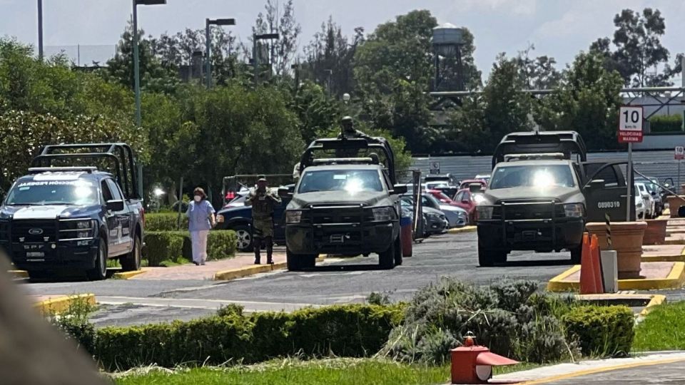 La llegada de Caro Quintero se dio a las 08:41 horas, aunque los derechohabientes que acudieron a cita pudieron ingresar sin inconvenientes