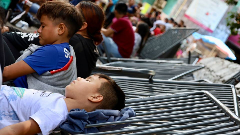 Hartazgo. Niños, personas mayores o con discapacidad esperan por sus documentos en Tapachula.