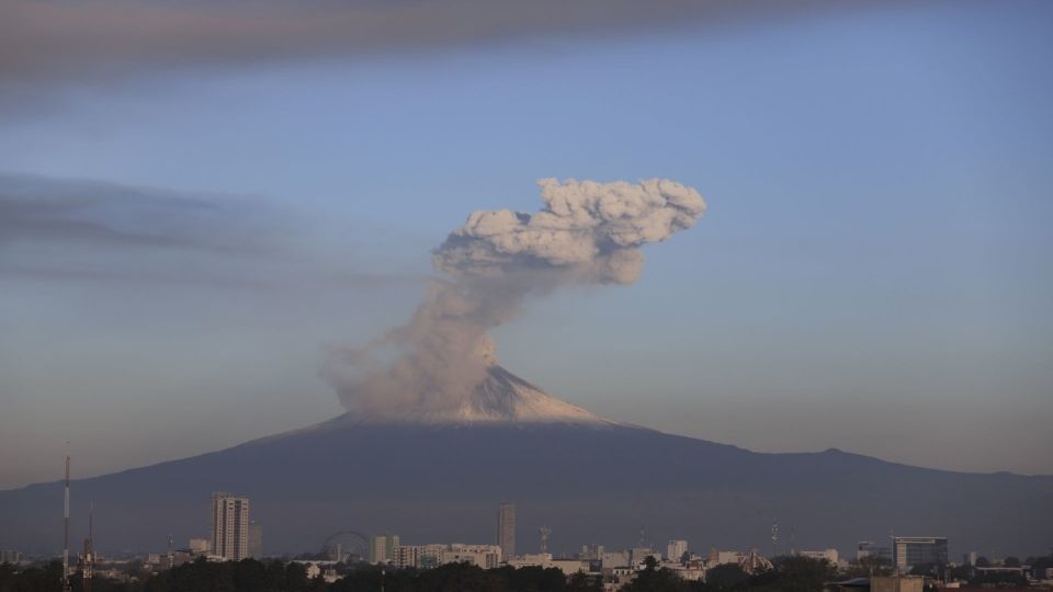 Advierten caída de ceniza del volcán Popocatépetl en la Ciudad de México.