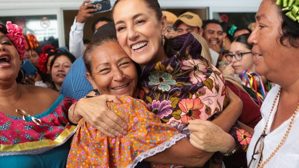 Simpatizantes de Claudia Sheinbaum la recibieron en el aeropuerto de Chiapas.