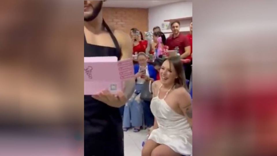 Vivian Polanía fue captada mientras un stripper le bailaba.