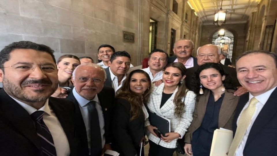 Gobernadores de la 4T se reúnen con el presidente Andrés Manuel López Obrador en Palacio Nacional donde acordaron construir el padrón nacional de personas desaparecidas.