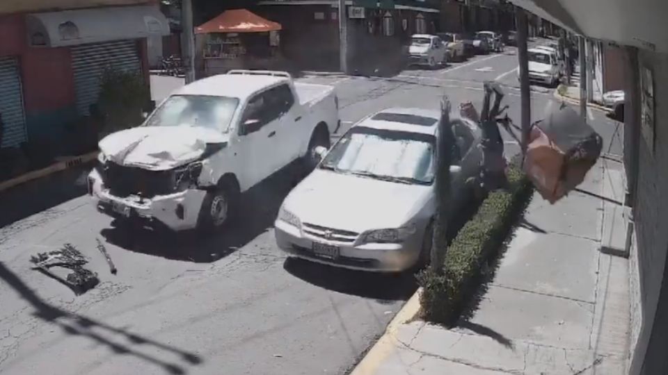 Tras el impacto los dos hombres volaron por los aires.