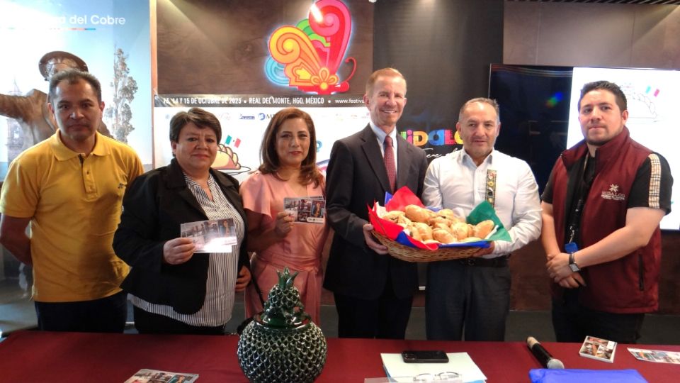 Presentan los tradicionales pastes