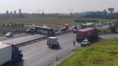 Manifestantes bloquean ambos sentidos de la autopista Toluca-Atlacomulco