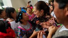 Simpatizantes de Claudia Sheinbaum le piden fotos en el AICM