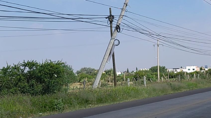 Poste con cableado eléctrico a punto de caer es un peligro para automovilistas