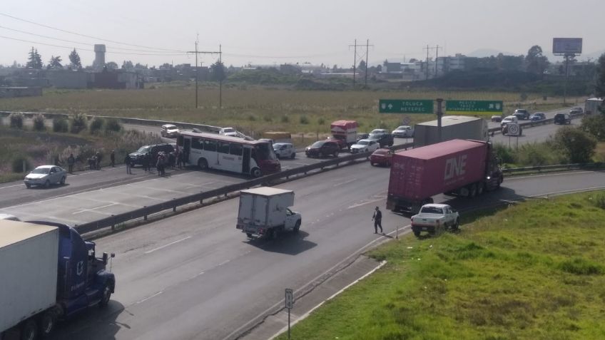 Manifestantes bloquean ambos sentidos de la autopista Toluca-Atlacomulco