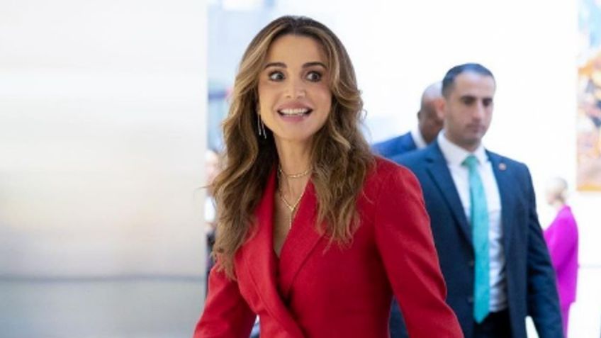 La reina Rania de Jordania da cátedra de moda para usar una falda roja en la oficina