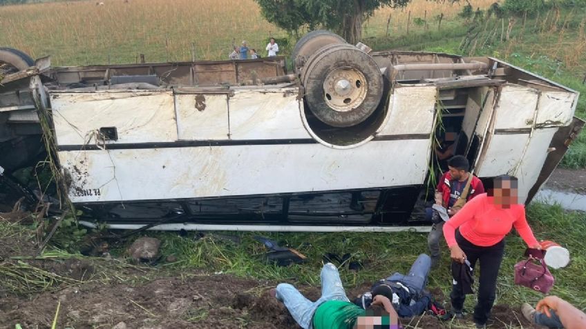 Volcadura en la carretera Las Varas-Zacualpan deja 22 personas lesionadas