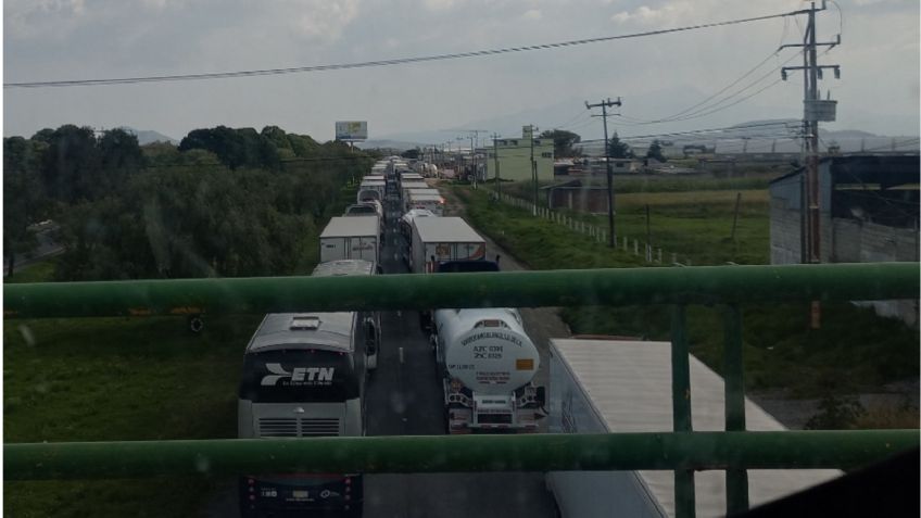 Van 10 horas de bloqueo en la autopista Toluca-Atlacomulco, pobladores de Temoaya exigen diálogo a nivel federal