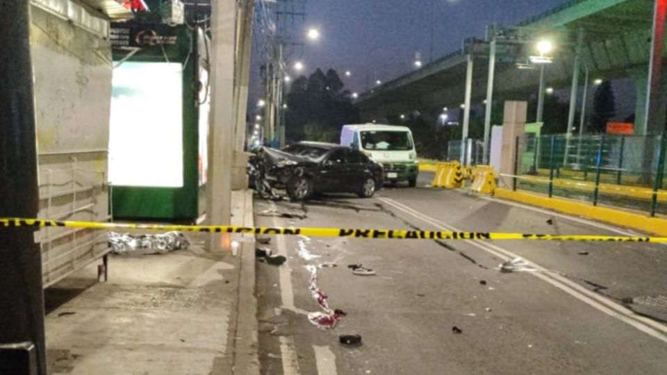 Por el accidente quedó destrozado un automóvil en Periférico Sur.