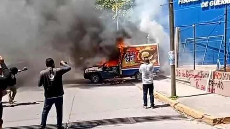 Normalistas colapsaron la circulación en la Autopista del Sol e incendiaron un vehículo frente a las instalaciones de la Fiscalía de Guerrero.