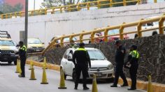 Camioneta se pasa el semáforo rojo, choca contra un coche y vuelca en Río Churubusco