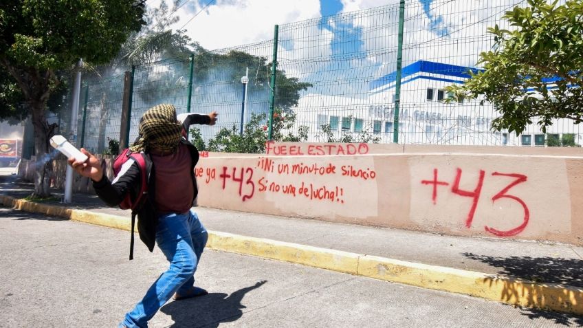 Dos mil normalistas de Ayotzinapa protestan afuera del Centro Nacional de Inteligencia