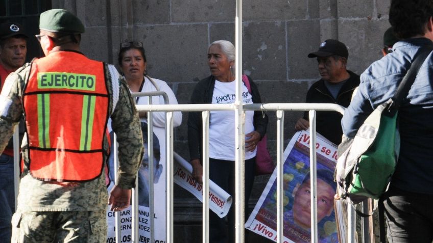 Padres de los 43 normalistas inconformes con reunión con autoridades federales