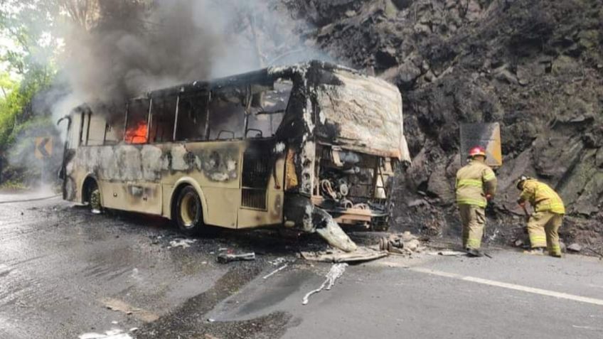 Se incendia autobús en carretera de Nayarit: inicialmente se descartan acciones delictivas