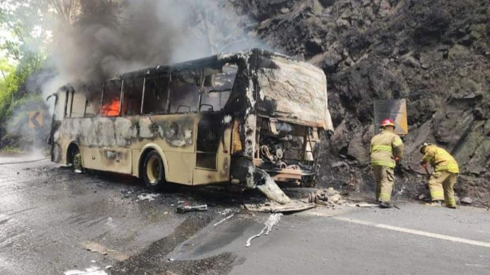 Durante varias horas se llevó a cabo la limpieza de la autopista y el restablecimiento de la vialidad para permitir el flujo vehicular