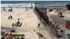 VIDEO: con todo y perrito, captan el momento en que migrantes cruzan el muro en Tijuana