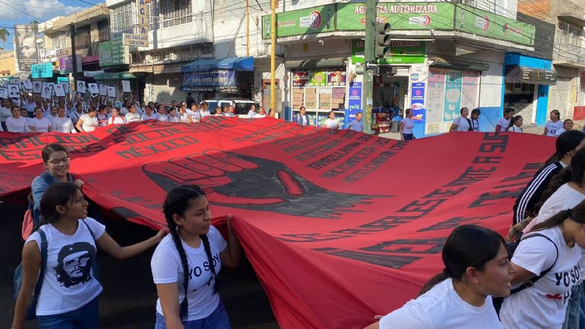 Marchan cerca de 200 normalistas en Aguascalientes