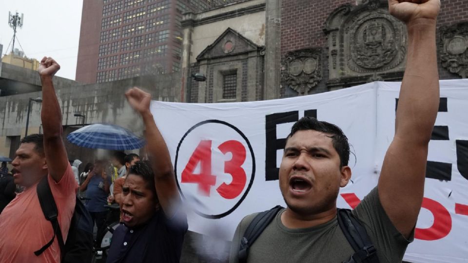 Madres y padres de los 43 estudiantes normalistas desaparecidos y Escuela Normal Rural “Raúl Isidro Burgos” de Ayotzinapa, marcharán del Ángel de la Independencia al Zócalo.