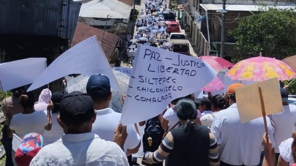 Hombres, mujeres, niñas y niños algunos con ropa blanca, participaron en esta manifestación pacífica