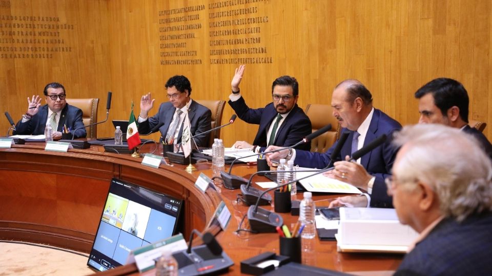 Durante la sesión ordinaria, el director general del IMSS, Zoé Robledo, tomó protesta de los doctores