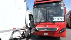 Choque del Metrobús en Rojo Gómez deja 15 usuarios heridos, servicios de emergencia tardan en llegar