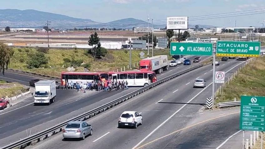 Habitantes de Temoaya bloquean otra vez la autopista Atlacomulco-Toluca y colapsan el tráfico