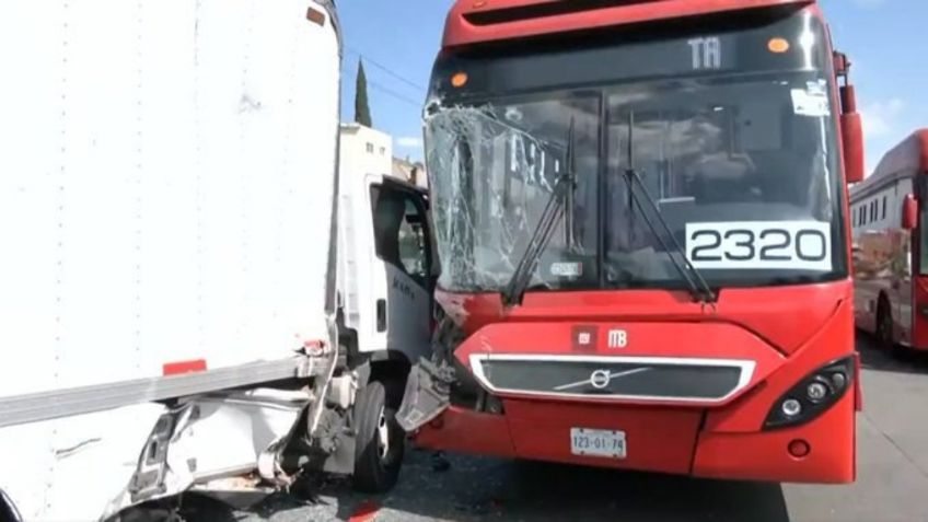 Choque del Metrobús en Rojo Gómez deja 15 usuarios heridos, servicios de emergencia tardan en llegar