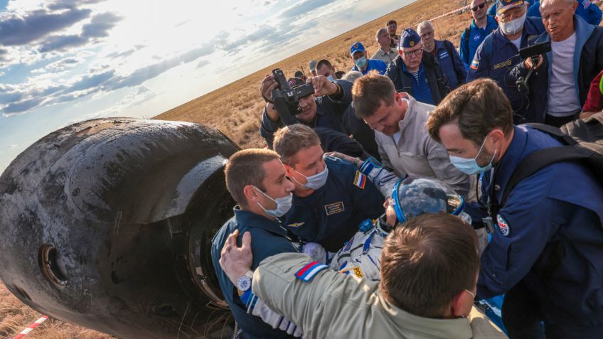 Tres astronautas vuelven a la Tierra