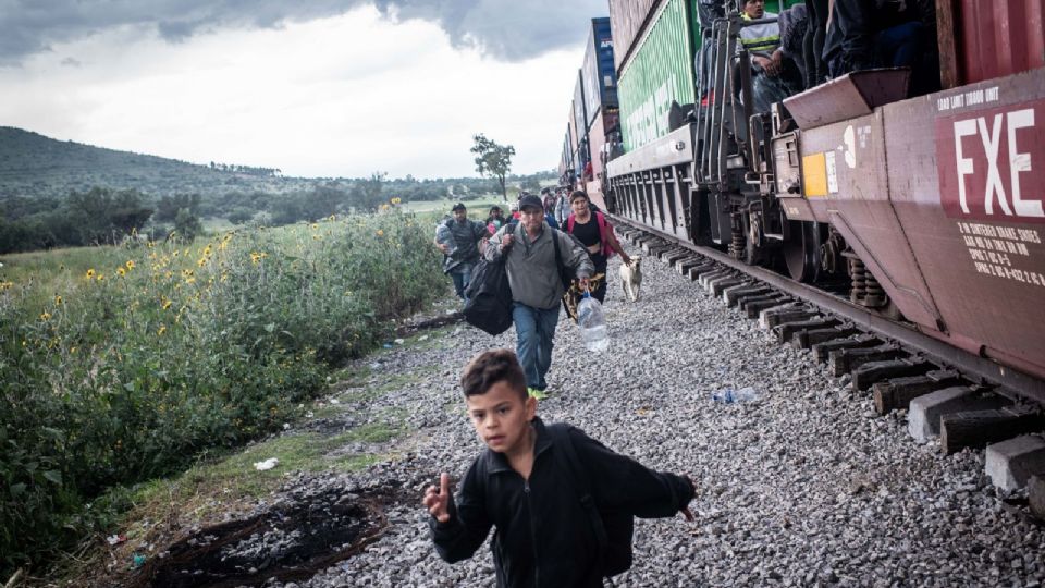 Dos migrantes de El Salvador y Honduras mueren cuando intentaban abordar un tren en movimiento para dirigirse a la frontera con Estados Unidos.