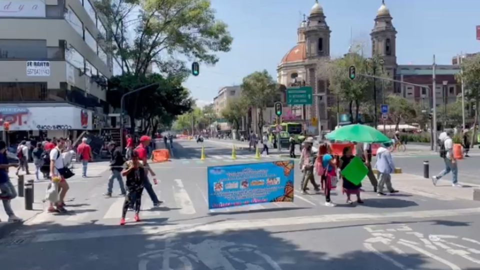 Comunidad Mazahua bloquea el cruce de Izazaga y Pino Suárez en el centro de la CDMX en demanda de espacios para vender sus productos en la vía pública