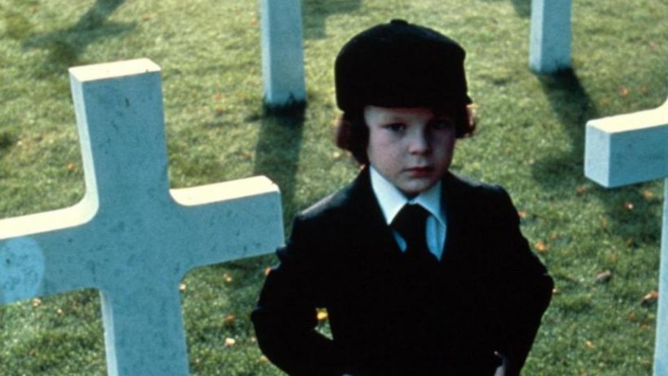 DAMIEN THORN EN LA PROFECÍA | Harvey Stephens fue el actor que interpretó al conocidoniño de esta cinta, que además, se ha vuelto un clásico de Halloween. 
