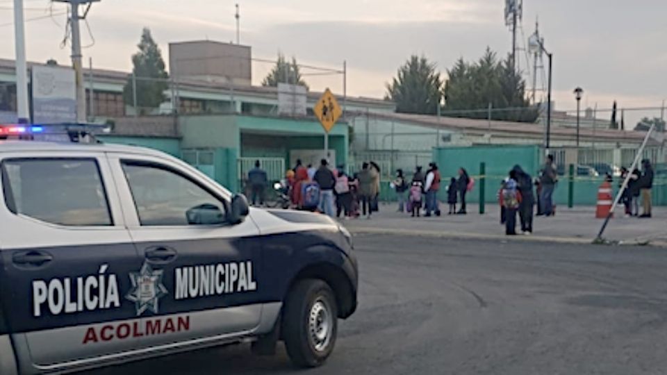 Los padres de familia acudieron a recoger a sus hijos tras enterarse de lo sucedido.