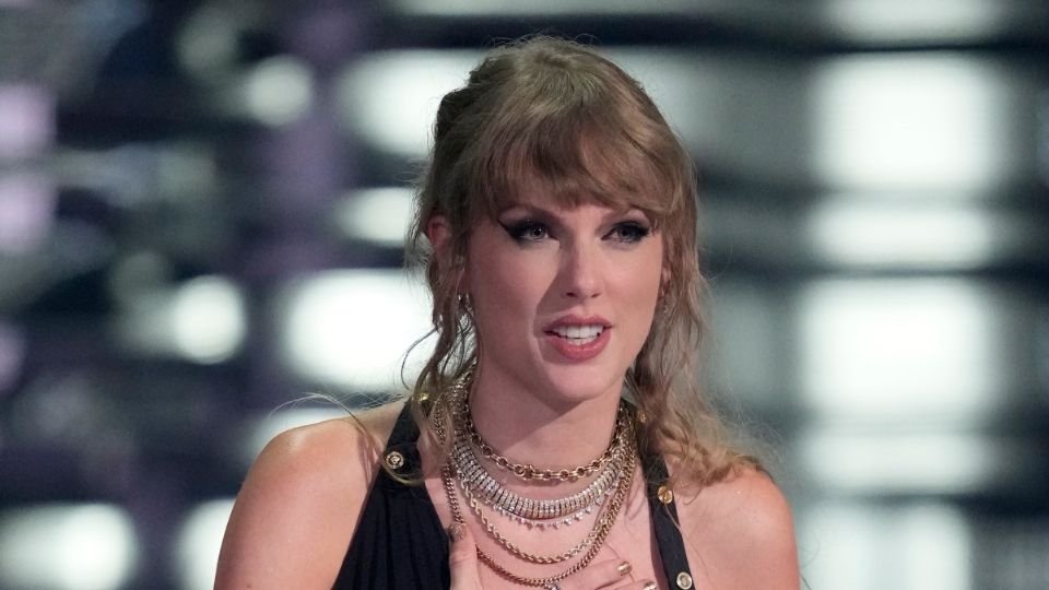 Exnovia de Travis Kelce advierte a Taylor Swift por supuesta infidelidad del jugador