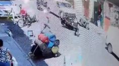 VIDEO | Policía arriesga su vida para detener a dos presuntos delincuentes