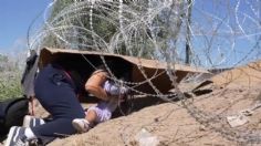 VIDEO: con su hija en brazos mujer conmueve al cruzar el alambre de púas en la frontera México-EU